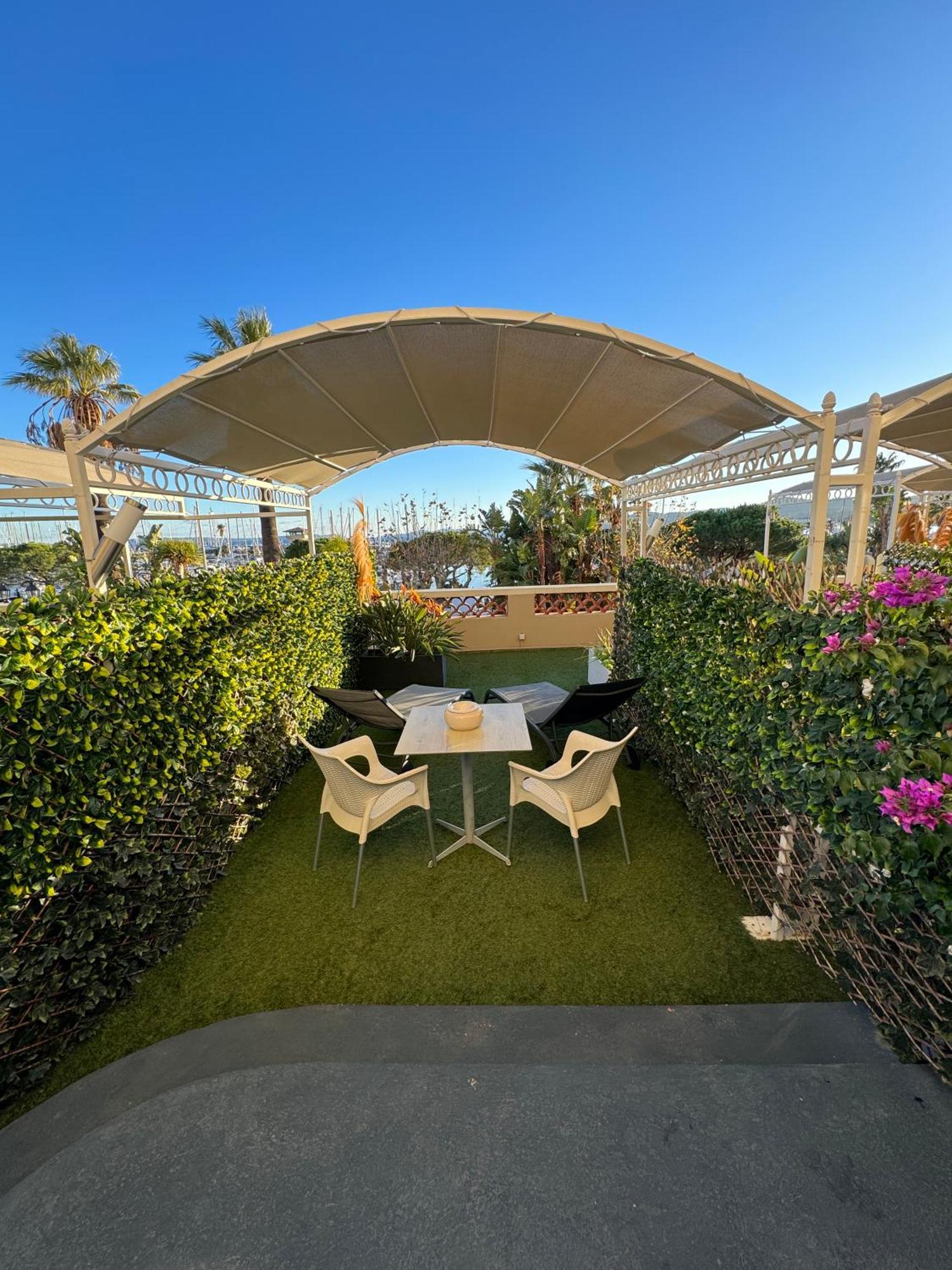 Hotel Le Rabelais Le Lavandou Zewnętrze zdjęcie